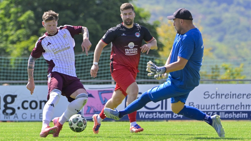 Bastian Herzner (in Weiß) erzielte bei seinem Debüt drei Tore für den TSV Marktbergel gegen den TSV Neustadt. Hier nimmt er es mit Nikola Chalakov und Torwart Roberto Lo Guasto auf. (Foto: Martin Rügner)