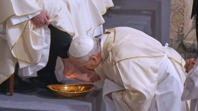 Franziskus hatte Häftlingen und auch Muslimen und Frauen die Füße gewaschen - Leo legt wieder mehr Wert auf Tradition. (Foto: Andrew Medichini/AP/dpa)