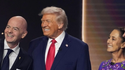 FIFA-Präsident Gianni Infantino (l-r) macht ein Selfie mit US-Präsident Donald Trump, der mexikanischen Präsidentin Claudia Sheinbaum und dem kanadischen Premierminister Mark Carney. (Archivbild) (Foto: Evan Vucci/AP/dpa)