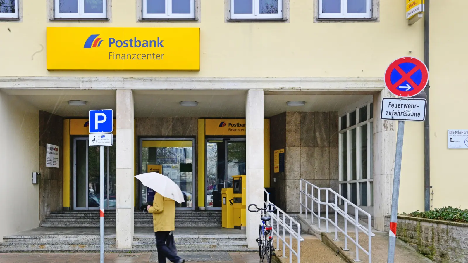 Eine Uffenheimerin hat mit der Postbank - unser Bild zeigt die Filiale in Ansbach - unlängst seltsame Erfahrungen gemacht: Ihr Konto wurde gepfändet und über Wochen nicht mehr entsperrt, obwohl es sich um eine Verwechslung handelte. (Archivbild: Jim Albright)