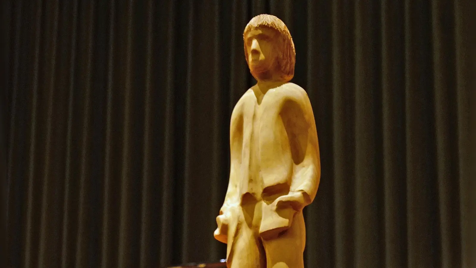 „Kaspar Hauser stehend”, eine Skulptur aus Eichenholz von Silvia Rödler. (Foto: Elke Walter)