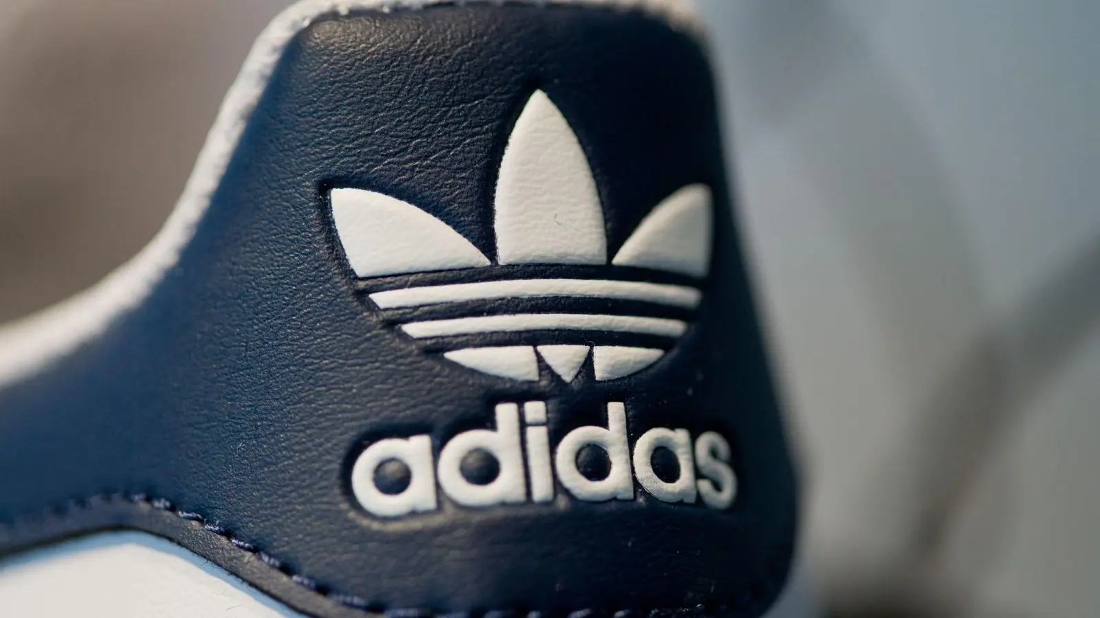 Der Adidas-Umsatz stieg zuletzt um 7,3 Prozent auf 6,4 Milliarden Euro. (Foto: Daniel Karmann/dpa)