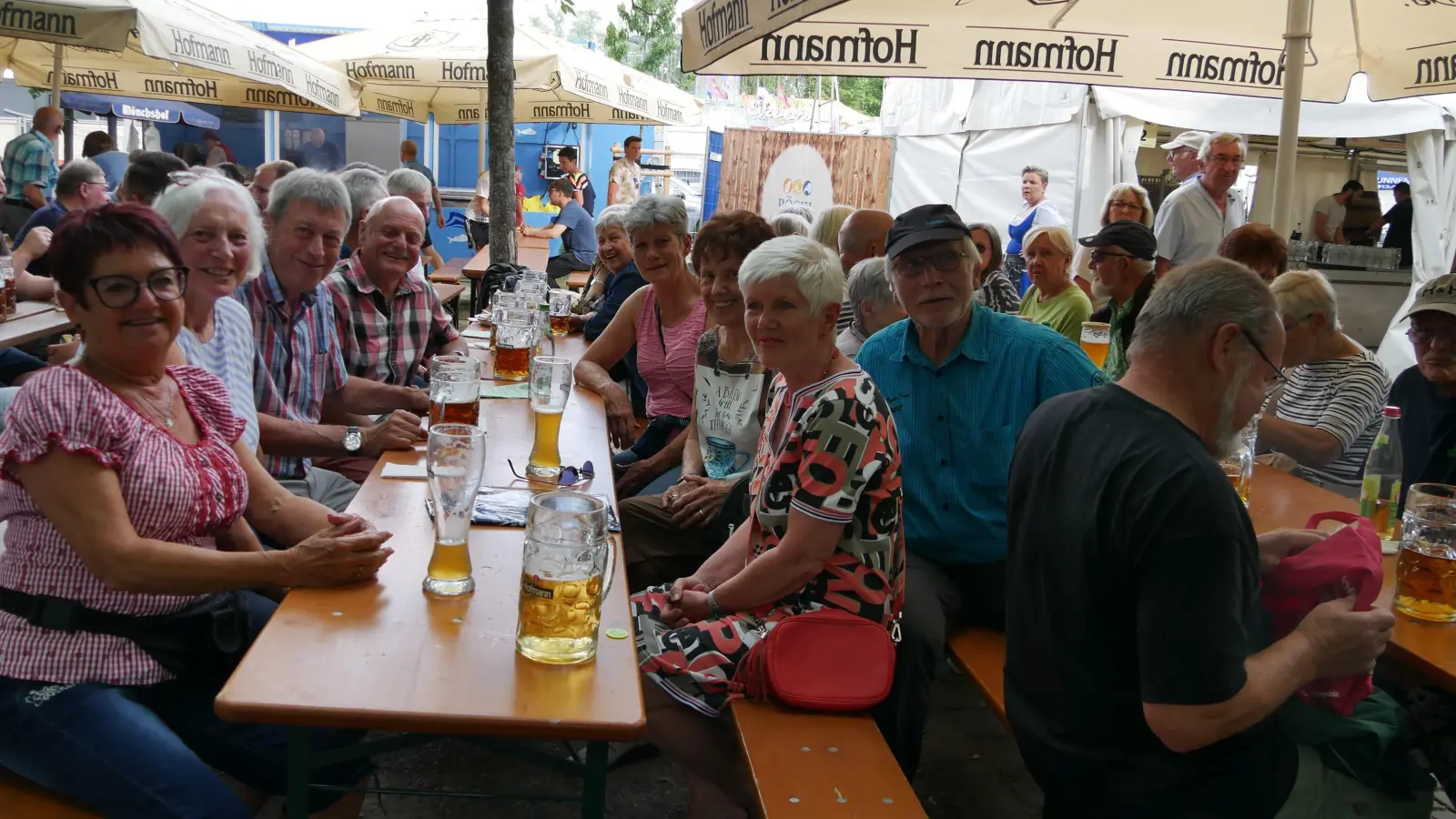 Das Einkehren ist ein wichtiger Bestandteil der Wanderungen des Fränkischen Albvereins. Ganz ohne Wandern geht das aber auch, wie jüngst beim Kirchweihstammtisch. In der Bildmitte vorne sitzt die Vorsitzende Ursula Wiechert. (Foto: Ulli Ganter)