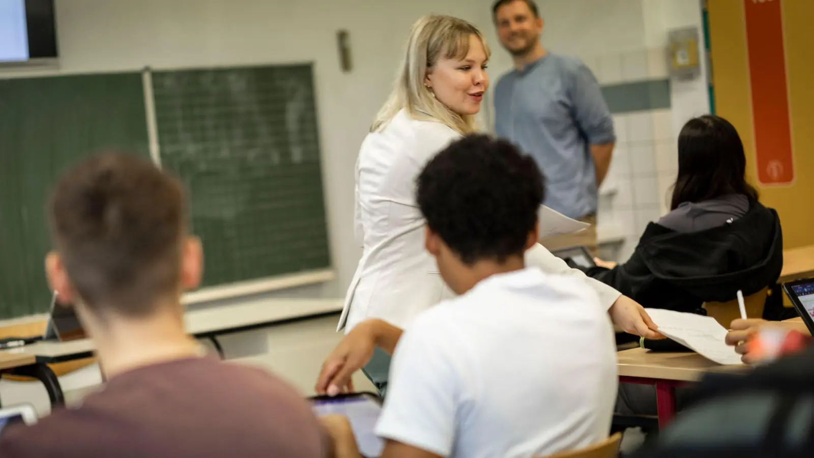 Die Oberstufenschülerin Gina Marie Wiethege spielt im Rahmen des Projekts Rollenwechsel einen Tag lang Lehrer. (Foto: Christoph Reichwein/dpa)