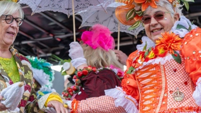 Die Marktfrauen feiern am Faschingsdienstag beim Tanz der Marktweiber auf dem Viktualienmarkt auf der Bühne. (Foto: Peter Kneffel/dpa)