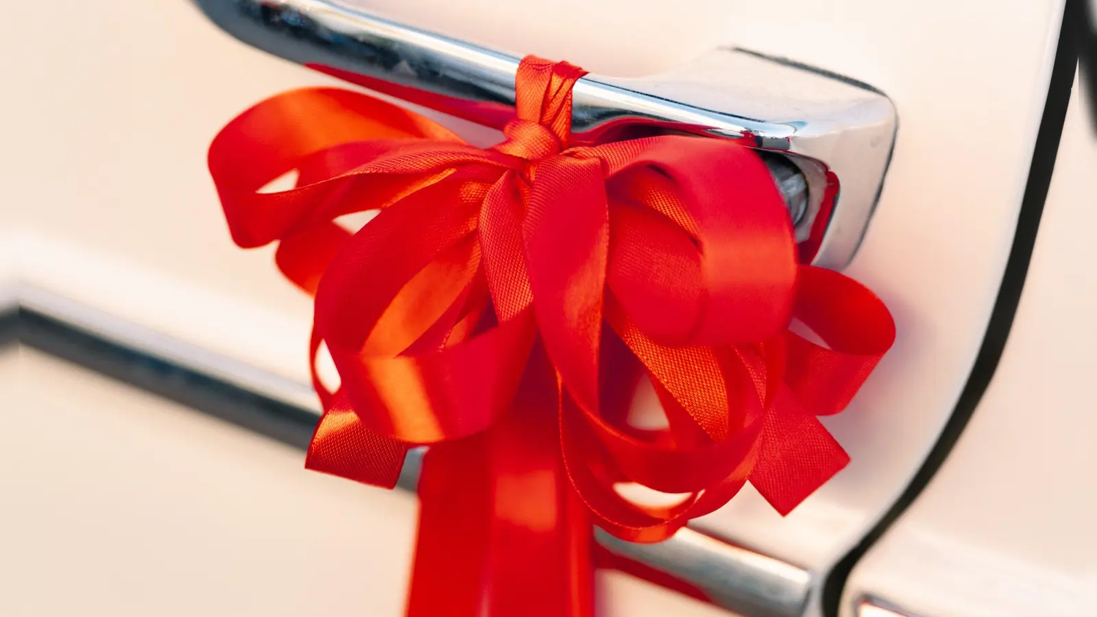 Ein neues Auto ist ein besonderes Geschenk – ob für die Partnerin, die Familie oder einen selbst. (Foto: Pixabay)