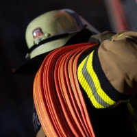 Feuerwehrleute löschen den brennenden Stall. (Symbolbild) (Foto: Marijan Murat/dpa)