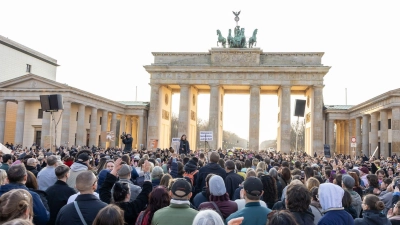 Die Kundgebung am Brandenburger Tor fand nach Angaben der Veranstalter wegen der aktuellen Diskussion in Solidarität mit der Moderatorin und Schauspielerin Collien Fernandes statt. (Foto: Gerald Matzka/dpa)
