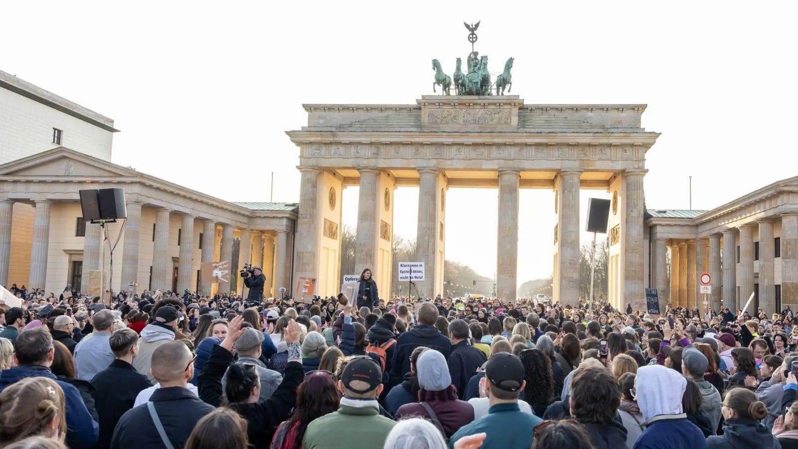 Die Kundgebung am Brandenburger Tor fand nach Angaben der Veranstalter wegen der aktuellen Diskussion in Solidarität mit der Moderatorin und Schauspielerin Collien Fernandes statt. (Foto: Gerald Matzka/dpa)