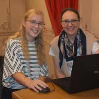 Sina Gebhardt ist das neue NEA-Aktiv-Christkind. Elisabeth Seeg-Probst (rechts) wird sie betreuen, ebenso wie bereits die Vorgängerinnen der 15-Jährigen in den vergangenen zwei Jahrzehnten. Die Qual der Wahl hatte man nun, aus der Vielzahl bereits erstellter Fotos, einen Favoriten herauszusuchen, der die Karten zieren soll. (Foto: Ute Niephaus)