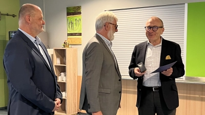 Die Stadt Feuchtwangen, vertreten durch Bürgermeister Dr. Ulrich Grünwald (rechts), wurde für ihre jahrelange Mitgliedschaft geehrt. Für die Lebenshilfe dankten Aufsichtsratsmitglied Gerd Behlert (links) und Aufsichtsratsvorsitzender Kurt Unger. (Foto: Nathalie Lober)