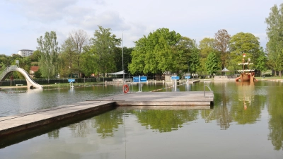 Das Waldstrandbad Windsbach bietet eine 100-Meter-Bahn für Schwimmer und viele Möglichkeiten für Kinder und Jugendliche. (Foto: Antonia Müller)