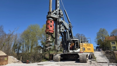 Die Vorbereitungen für die neue Spannbetonbrücke laufen: Mit einem riesigen Bohrgerät werden die Löcher für die Bohrpfähle hergestellt. Der Untergrund wurde zuvor auf eventuelle Kampfmittel aus der Zeit des Zweiten Weltkrieges untersucht. (Foto: Markus Weinzierl)