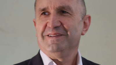 Bulgariens Ex-Präsident Radew steht mit seinem Bündnis vor einem deutlichen Sieg.  (Foto: Valentina Petrova/AP/dpa)