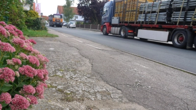 Das war die Situation vor der Sanierung der Lindener Ortsdurchfahrt 2018. Seitdem hat der Schwerlastverkehr zugenommen, der Zustand der Straße ist nach Schilderungen schlechter als je zuvor. (Archivfoto: Ulli Ganter)