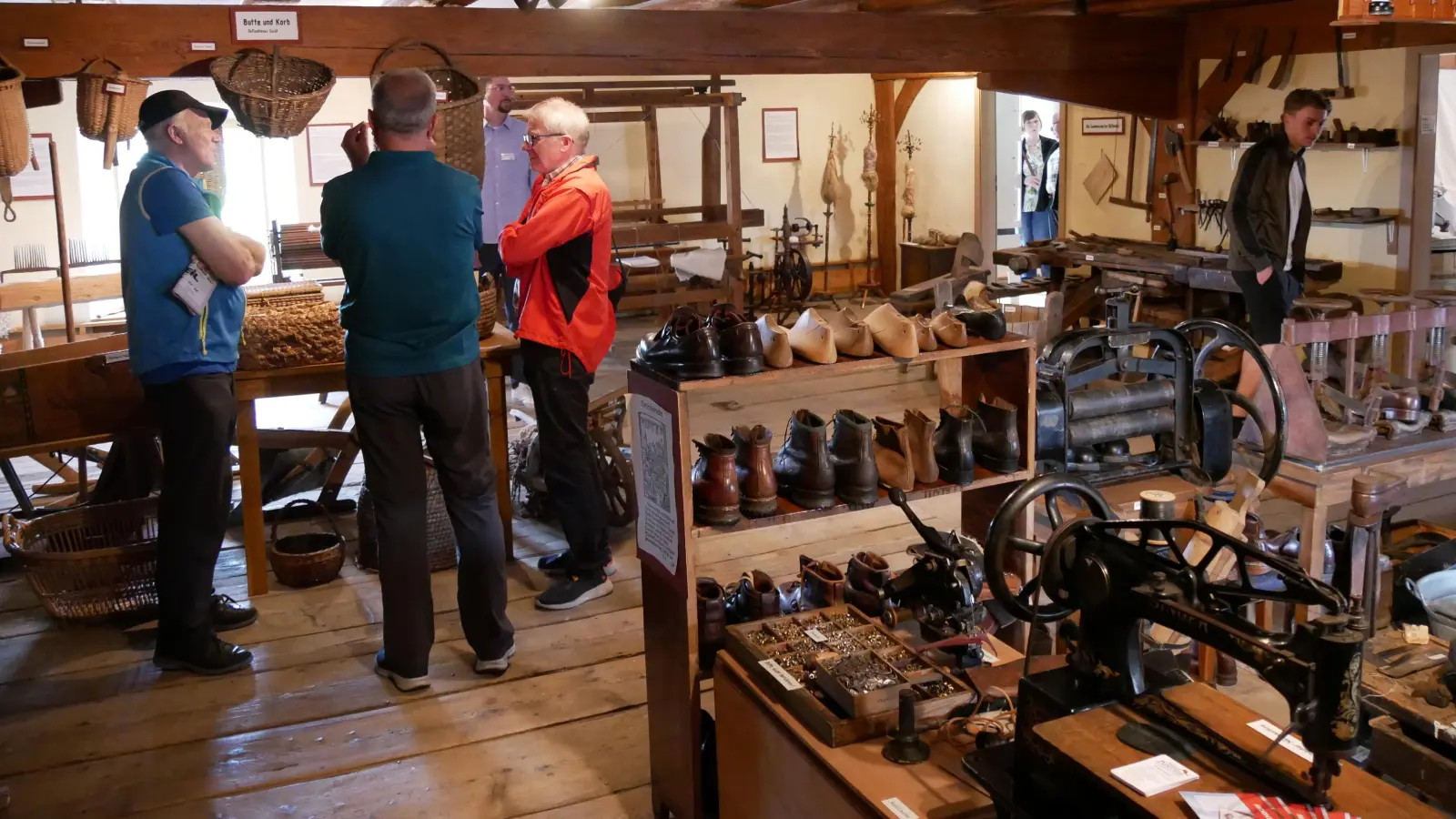 Das Obergeschoss des Heimatmuseums ist mit allerlei Handwerksgegenständen aus der Vergangenheit reich bestückt, hier eine Schusterwerkstatt im Vordergrund. (Foto: Daniel Ammon)