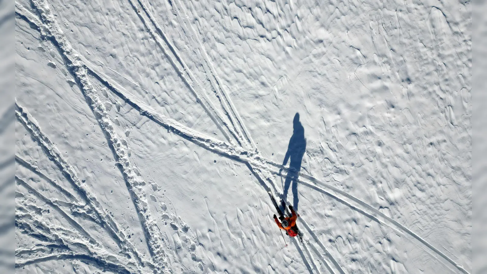 Lange Schatten im Schnee - Wintersportler an der Rodelpiste am Wurmberg im Harz (Foto: Matthias Bein/dpa)