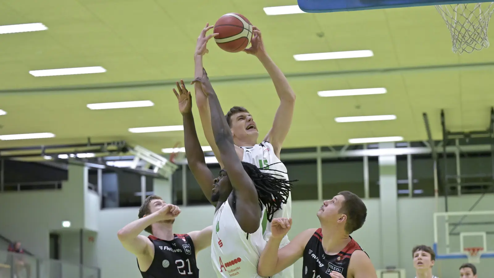 Haushoch überlegen: In der Vorsaison kam Ansbach im Januar dieses Jahres zu einem 96:64-Heimerfolg gegen Vilsbiburg (links Felix Winter, rechts Marlon Pook). Da spielten Clemens Sokolov (am Ball) und Emmanuel Ngan noch für die Piranhas. (Foto: Martin Rügner)