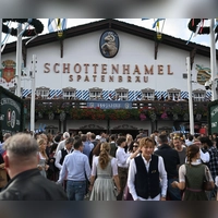 Das Schottenhamel-Zelt musste lange zittern - dort wird traditionell auch das erste Faß der Wiesn anstochen. (Archivbild) (Foto: Felix Hörhager/dpa)