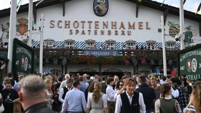 Das Schottenhamel-Zelt musste lange zittern - dort wird traditionell auch das erste Faß der Wiesn anstochen. (Archivbild) (Foto: Felix Hörhager/dpa)