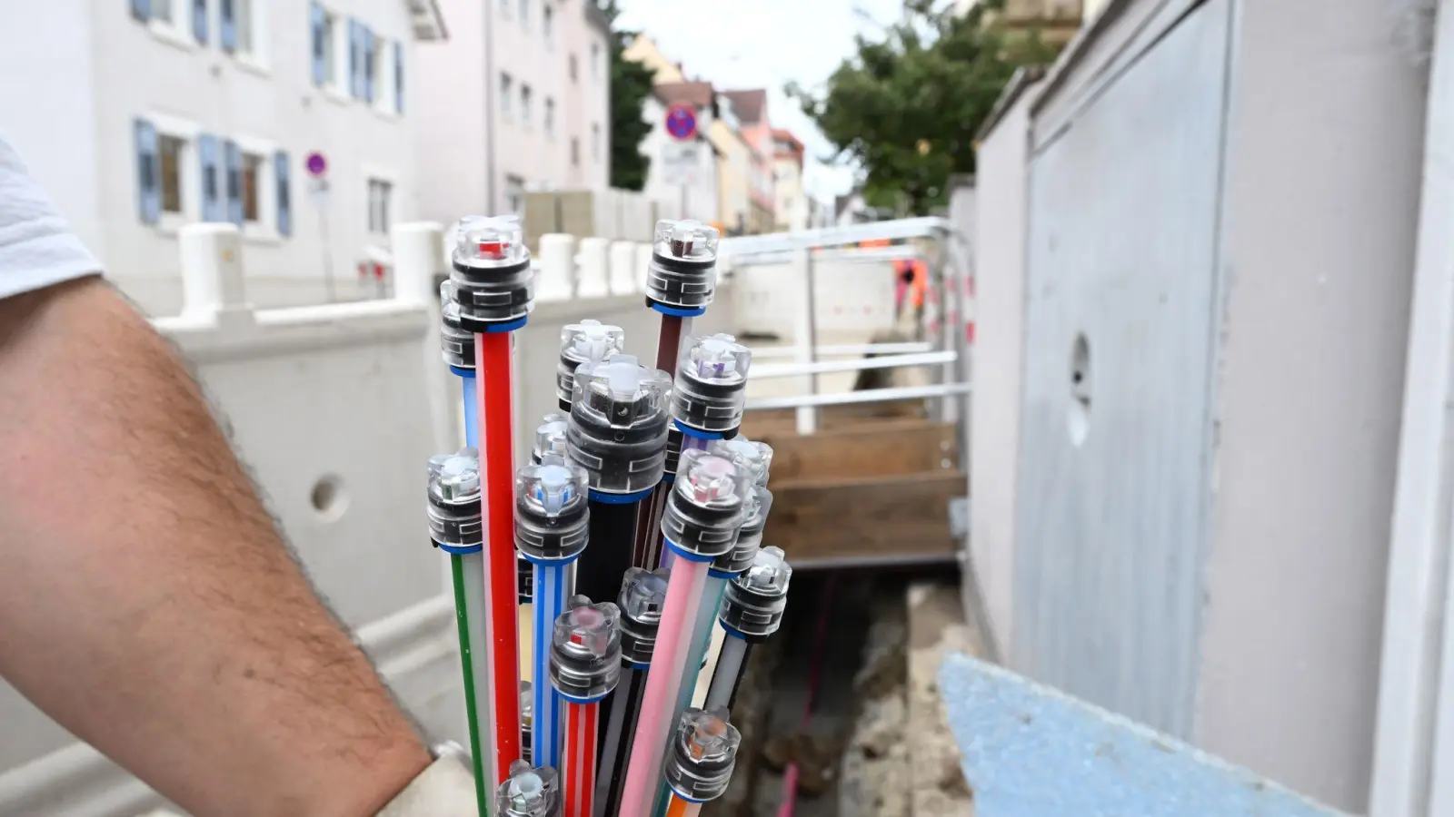 Eine von vielen Baustellen in Deutschland, wo Glasfaser-Internet verlegt wird. (Foto: Bernd Weißbrod/dpa)