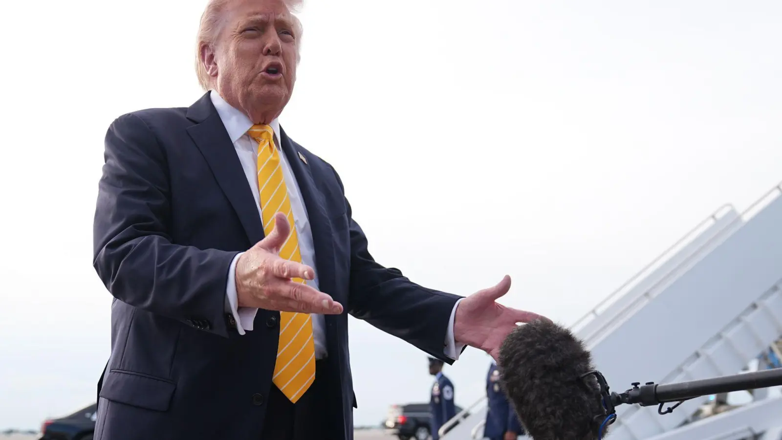 Trump bekräftigt: Die Truppenstärke in Deutschland soll deutlich reduziert werden.  (Foto: Matt Rourke/AP/dpa)