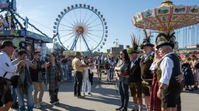 Gute Stimmung zum Wiesn-Auftakt. (Foto: Stefan Puchner/dpa)