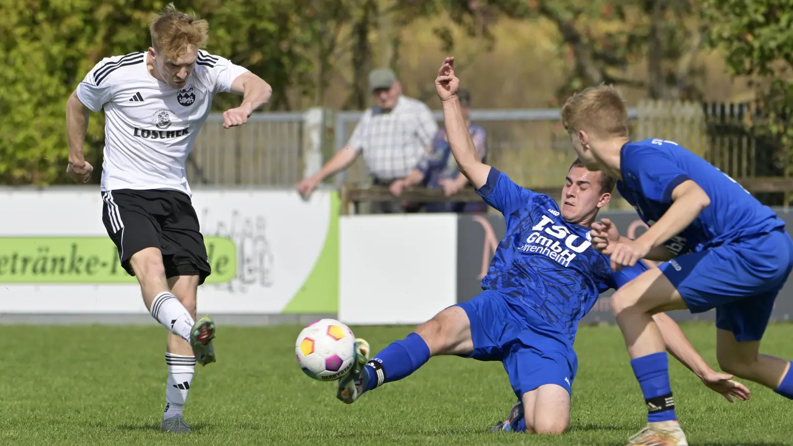 Schon im Hinspiel der zum Winter punktgleichen Teams an der Tabellenspitze aus Schillingsfürst (in Weiß Yves Tillmann) und Weigenheim (in Blau von links Domenic Stern und Julian Reuter) ging es heiß her. 3:3 endete die Partie. (Foto: Martin Rügner)