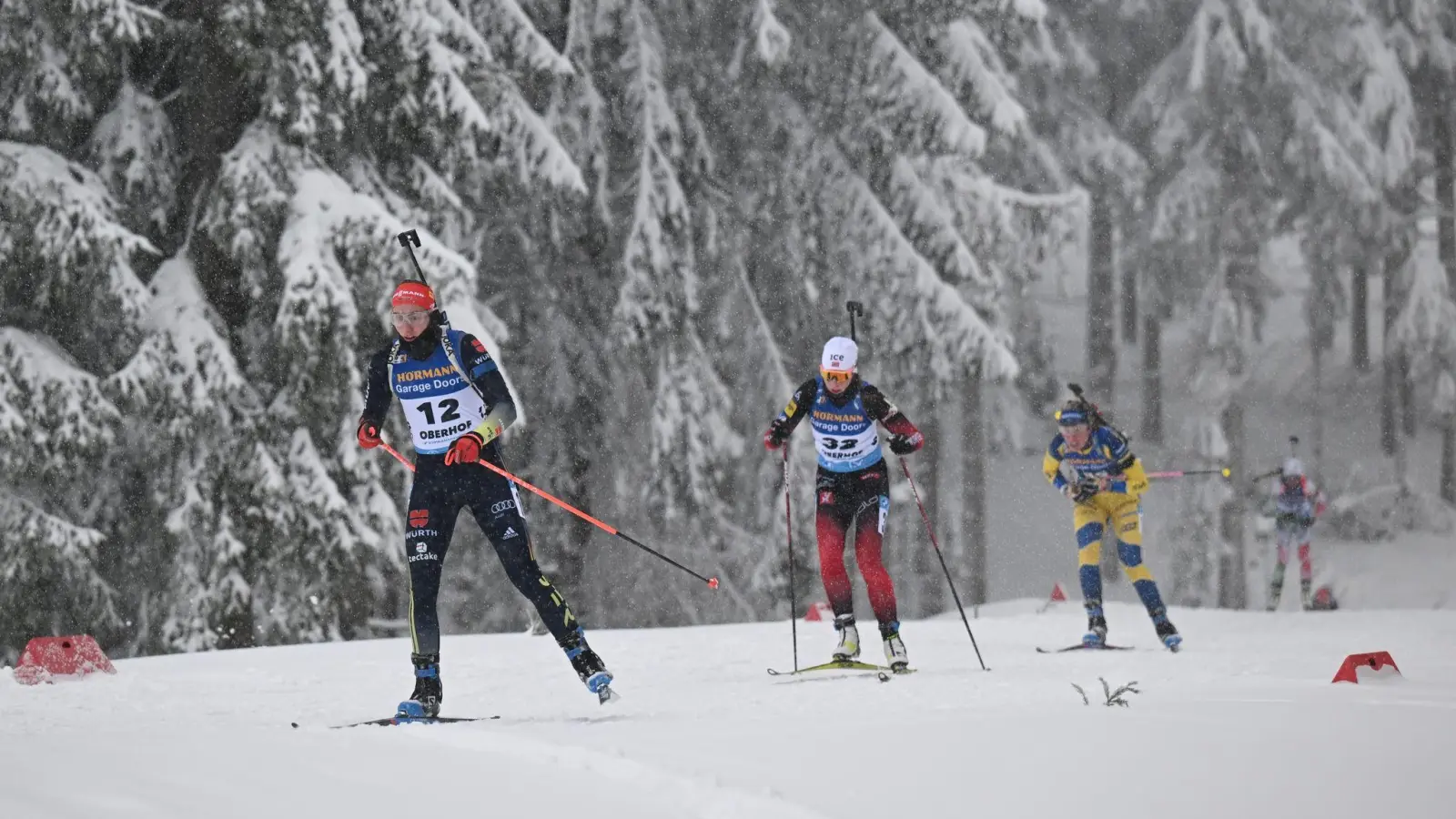 Beste Deutsche in der Verfolgung: Vanessa Voigt aus Deutschland (l). (Foto: Hendrik Schmidt/dpa)