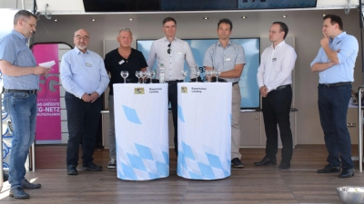 Auf dem Podium des LandTrucks diskutierten die Landtagsabgeordneten (von rechts) Andreas Schalk (CSU), Matthias Fischbach (FDP), Martin Stümpfig (Bündnis 90/Die Grünen), Ferdinand Mang (AfD), Horst Arnold (SPD) und Prof. Dr. Peter Bauer (Freie Wähler). Moderator der Veranstaltung war FLZ-Ressortleiter Robert Maurer (links). (Foto: Philipp Zimmermann)