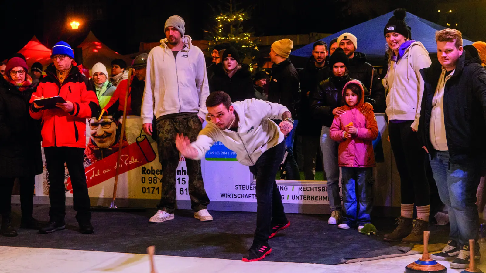 Eisstockschießen verbindet über die Generationengrenzen hinweg. Jugendliche und über 80-Jährige kämpften begeistert um möglichst viele Punkte. (Foto: Evi Lemberger)