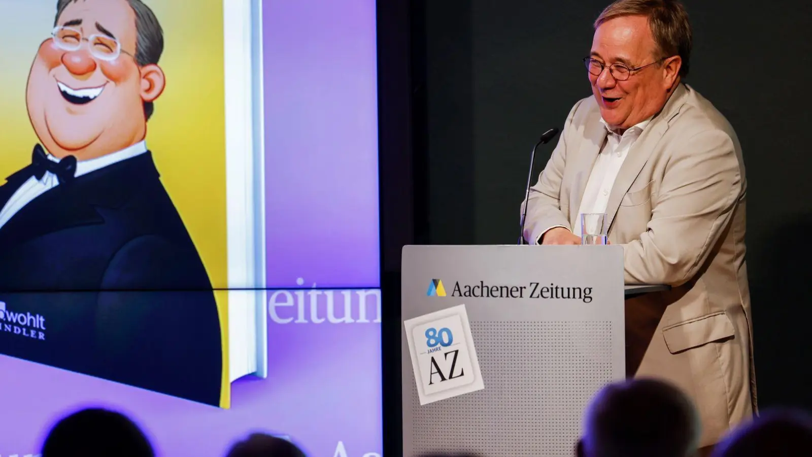 Armin Laschet las selbst aus „00-Laschet“ - einem Buch, in dem er als etwas tölpelhafter Spion dargestellt wird. (Foto: Thomas Banneyer/dpa)