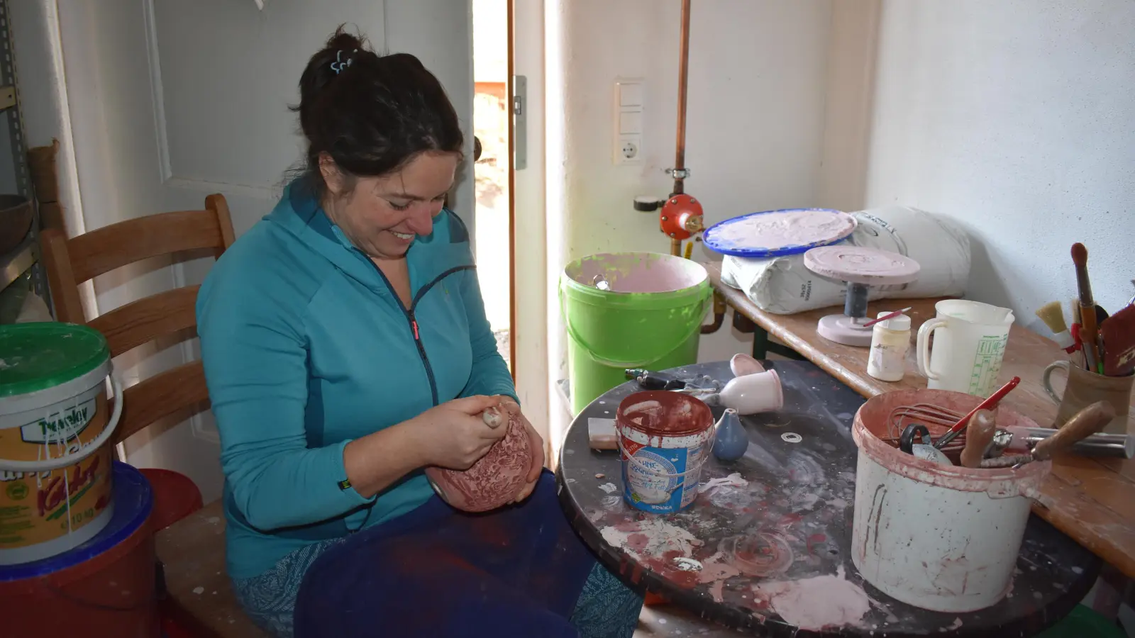 Keramikern Nicole Maigut wird auch am kommenden Wochenende im Rahmes des Tags der offenen Töpferei Einblicke in ihre Arbeit geben. Ihre Werkstatt ist in Scheinfeld in der Würzburger Straße zu finden. (Foto: Ute Niephaus)