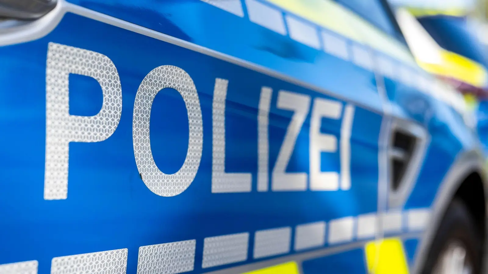 Obwohl sie aktuell nicht fahren durfte, war eine 35-Jährige am Freitag in Ansbach mit dem Auto einer anderen Person unterwegs. Sie verursachte einen Unfall. (Symbolbild: David Inderlied/dpa)