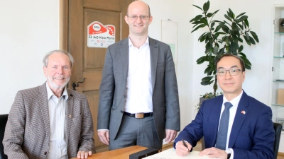 Generaldirektor Professor Ian-tsing Joseph Dieu trug sich in das Goldene Buch der Stadt ein. Oberbürgermeister Dr. Markus Naser und Bürgermeister Dieter Kölle freuten sich über das Treffen (von rechts). (Foto: Pauline Held)