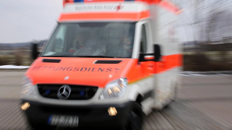 Wegen seiner Verletzungen musste ein Motorradfahrer am Freitag in ein Krankenhaus gebracht werden.  (Symbolbild: Stephan Jansen/dpa)