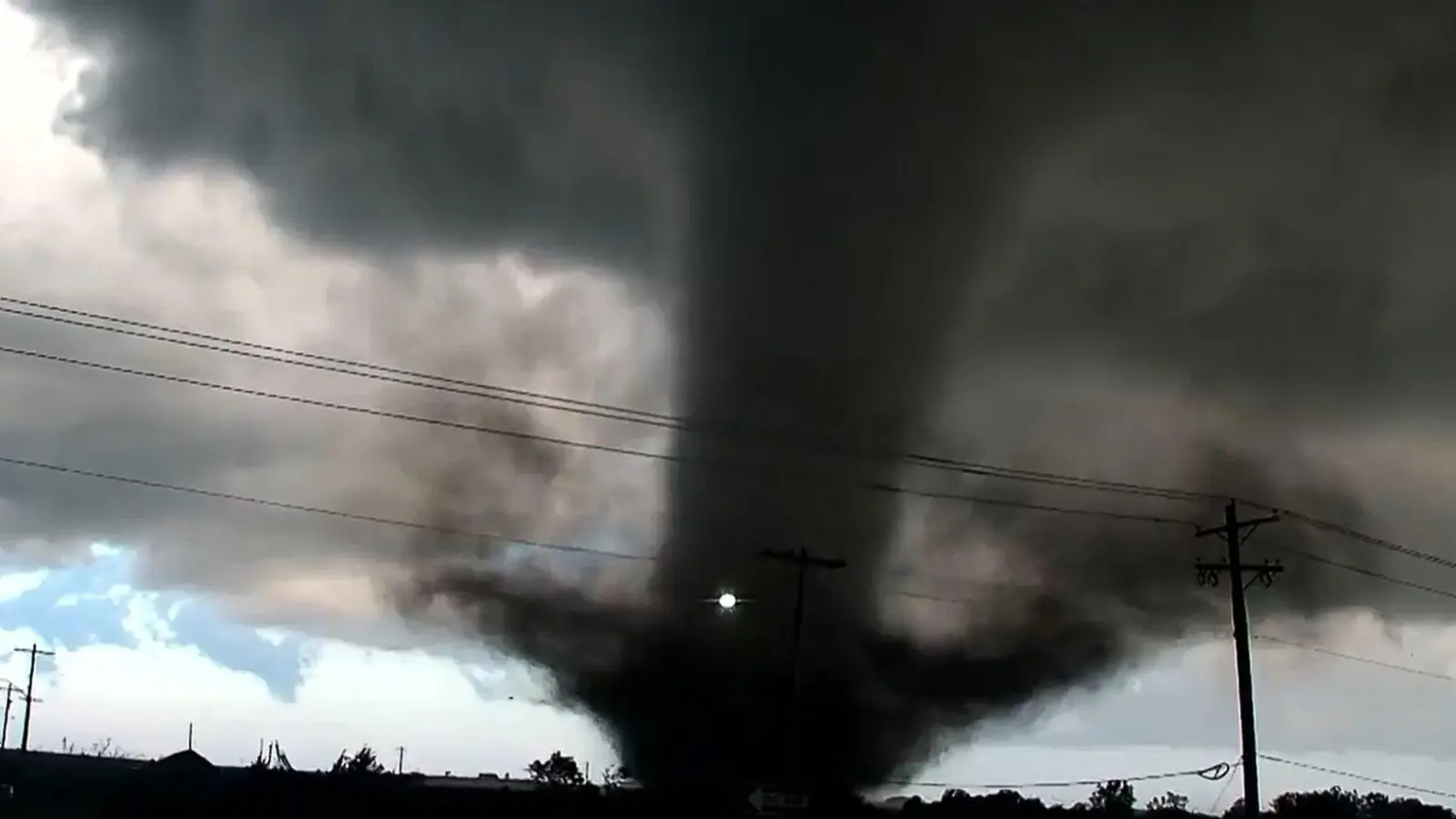 Oklahoma liegt mitten in der „Tornado Alley“ (deutsch etwa: Tornado-Gasse), wo häufig Wirbelwinde entstehen - nun fegte wieder ein großer grauer Tornado-Trichter durch Teile des Bundesstaates.  (Foto: Uncredited/KWTV/KOTV via AP/dpa)