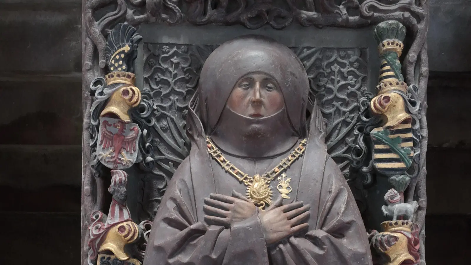 Diese Drohnenaufnahme zeigt das Hochgrab der Kurfürstin Anna im Münster Heilsbronn von oben. Seitlich führen Treppen in die Tiefe, hinunter zur Schwabach-Quelle.  (Foto: Gerd Spanner)