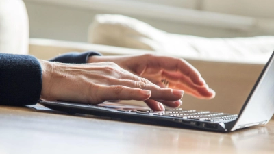Jemandem den Zugriff auf eine E-Mail entziehen - oder sogar eine Nachricht zurückholen? Das geht unter bestimmten Voraussetzungen mit Gmail. (Foto: Christin Klose/dpa-tmn)