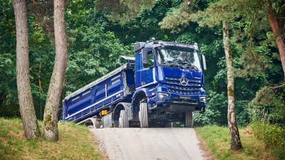 Über Hügel, Stock und Stein: Wer fernab gewöhnlicher Straßen Lasten bewegen will, greift zu Trucks wie dem Arocs 4151 von Mercedes. (Foto: Frederik Dulay-Winkler/Daimler Truck AG/dpa-tmn)