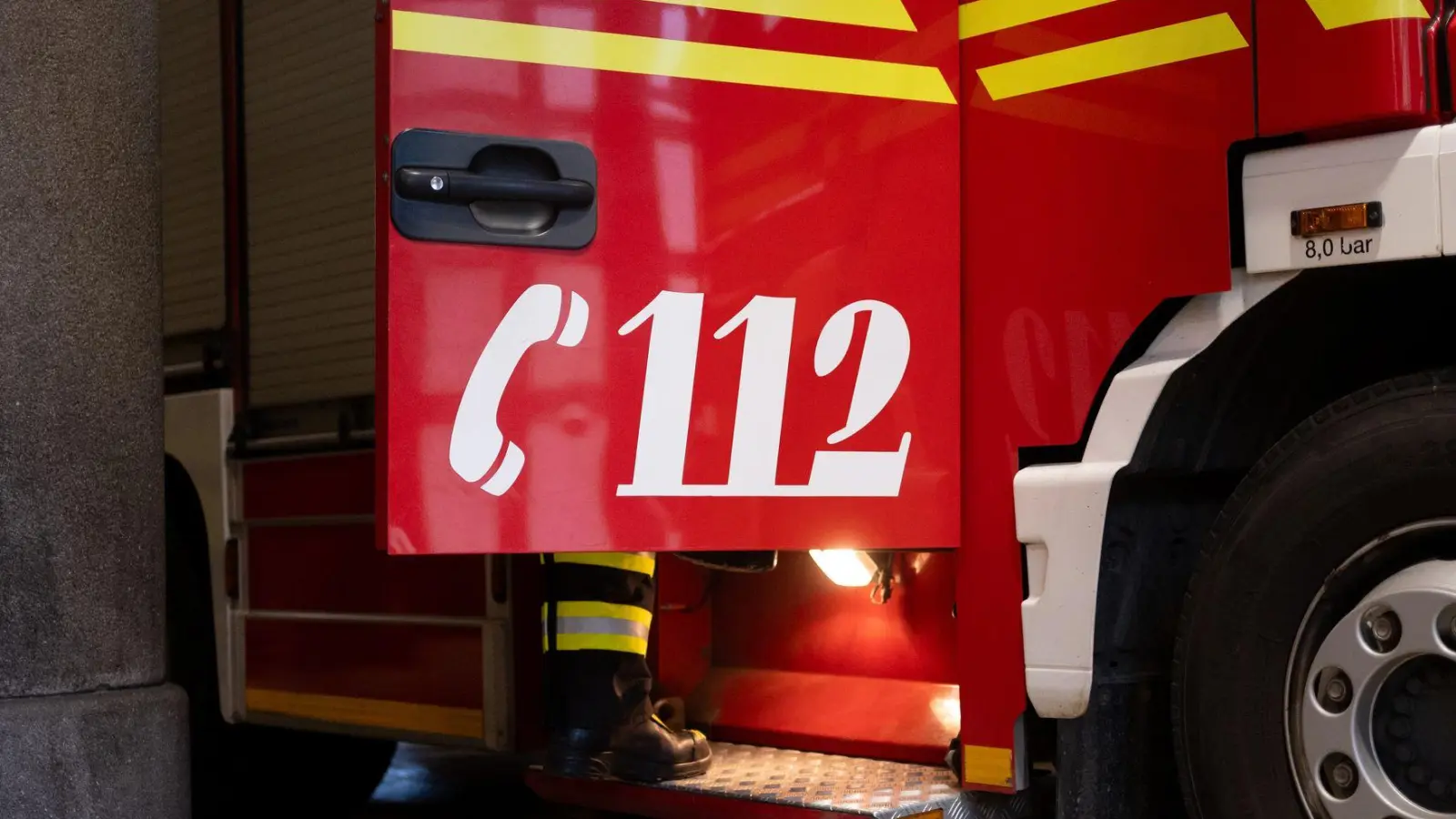 Am Freitagmittag hat ein Kran Feuer gefangen. Der Brand konnte mithilfe eines Feuerlöschers gelöscht werden. Drei Wehren waren alarmiert. (Symbolbild: Carsten Rehder/dpa)