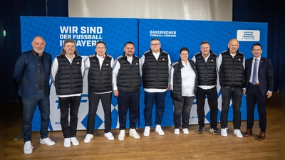 Der Kreis-Ausschuss in Nürnberg/Frankenhöhe (v.l.): Uwe Mauckner (Bezirks-Vorsitzender Mittelfranken), Peter Kuhn (Kreis-Jugendleiter), Andreas Krimm (Kreis-Schiedsrichterobmann), Tamer Amet (Kreis-Spielleiter), Günter Schuh (Kreis-Vorsitzender), Katrin Steinbauer (Kreis-Beauftragte für den Frauen- und Mädchenfußball), Jörg Salzer (Kreis-Ehrenamtsbeauftragter), Karlheinz Assenbaum (Vorsitzender des Kreis-Sportgerichts) und Christoph Kern (BFV-Präsident). (Foto: David Oßwald)