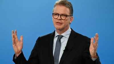 Nach Razzia wegen Geldwäscheverdachts: Konzernchef Sewing sagt Zusammenarbeit mit den Behörden zu. (Archivbild) (Foto: Arne Dedert/dpa)