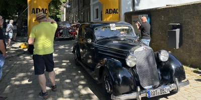 Die erste Schätzfrage gab es beim Wirtshaus am Schloss: Wie viel PS haben alle teilnehmenden Fahrzeuge zusammen? (Foto: Bettina Dworatzek)