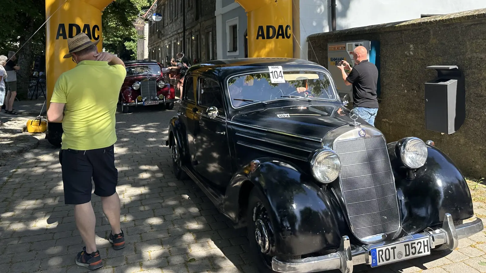 Die erste Schätzfrage gab es beim Wirtshaus am Schloss: Wie viel PS haben alle teilnehmenden Fahrzeuge zusammen? (Foto: Bettina Dworatzek)