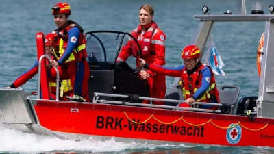 Taucher der Wasserwacht finden den toten 23-Jährigen in etwa acht Metern Tiefe. (Symbolbild) (Foto: A4366 Sven Hoppe/dpa)