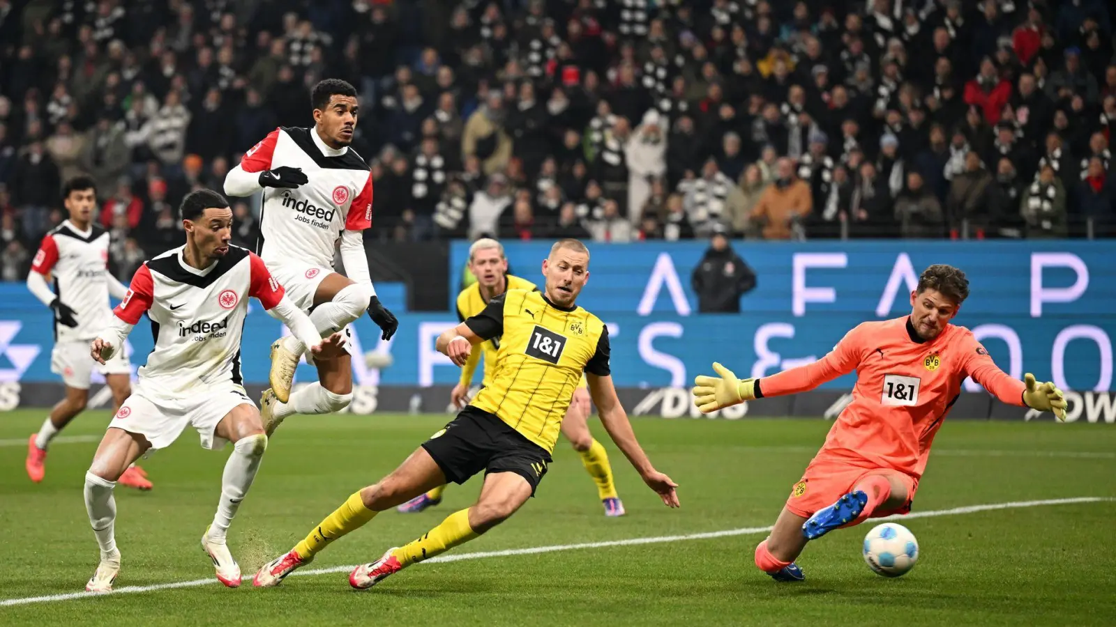 Der Einsatz von BVB-Keeper Gregor Kobel (r) in Frankfurt steht auf der Kippe. (Archivbild) (Foto: Arne Dedert/dpa)