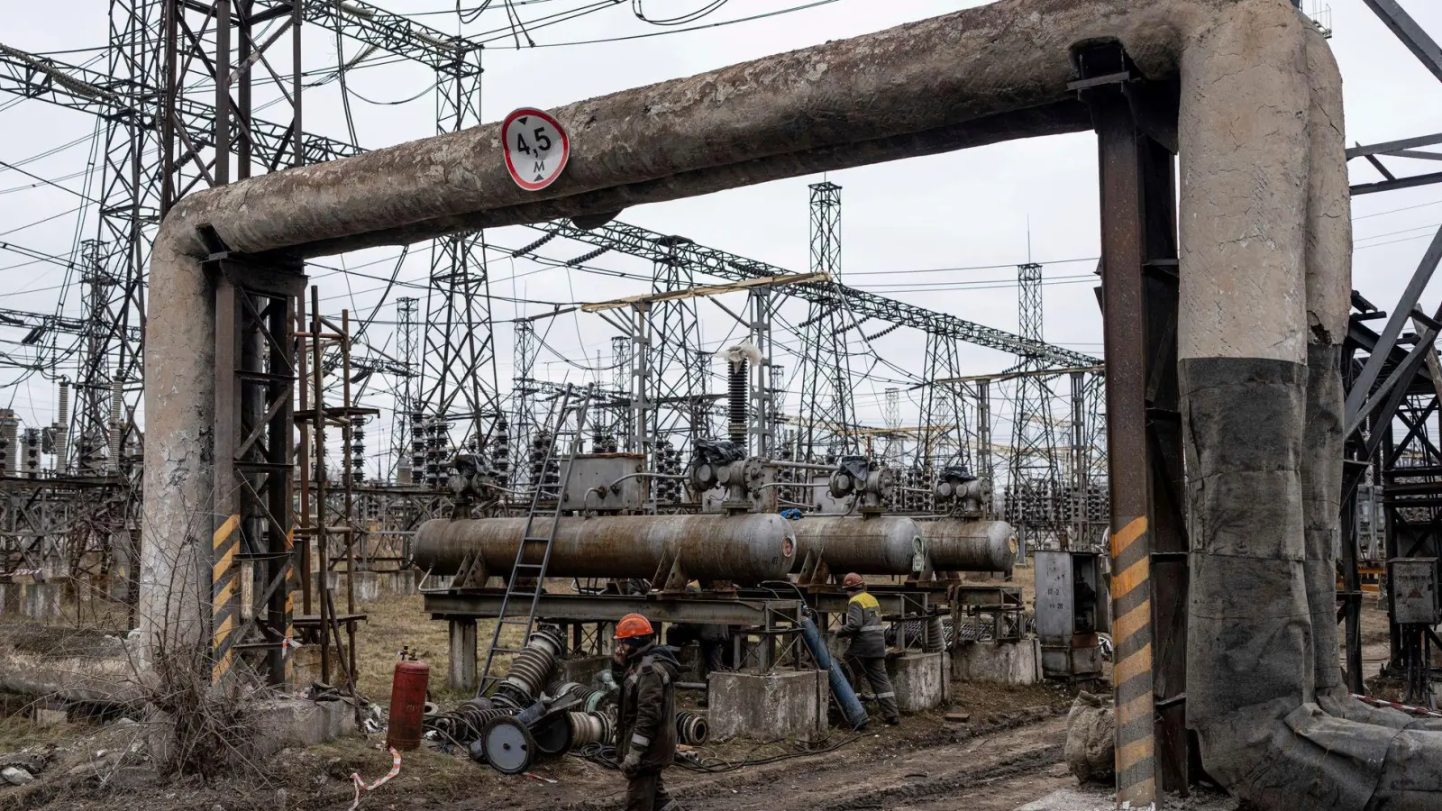 Das Ergebnis einer Studie: Mehr als 70 Prozent der Stromversorgung in der Ukraine sind durch russische Angriffe zerstört. (Archivbild) (Foto: Evgeniy Maloletka/AP/dpa)