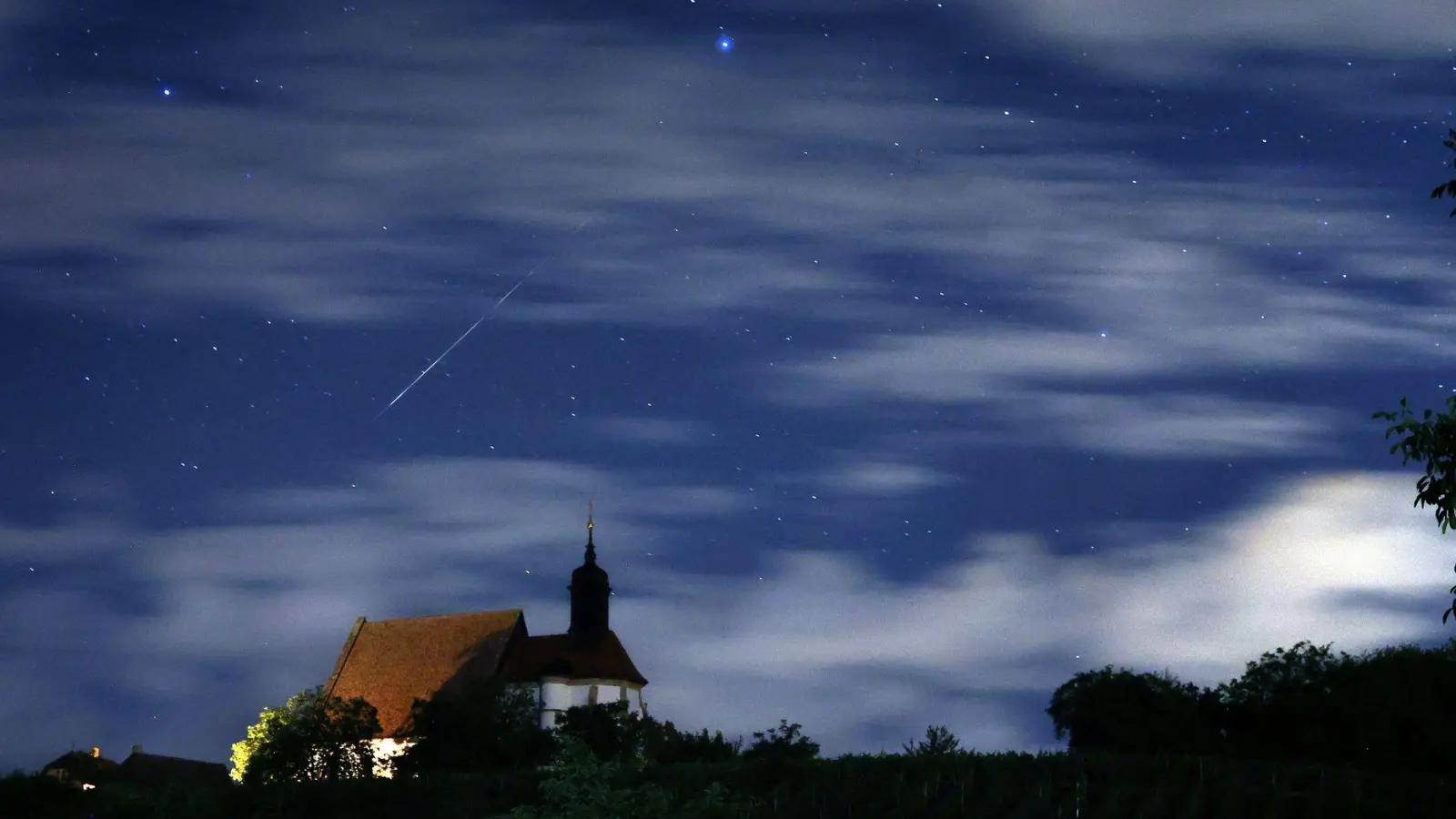 An vielen Orten Deutschlands wird der Himmel vermutlich nicht klar genug für einen Blick auf die Sternschnuppen der Quadrantiden sein. (Symbolbild) (Foto: Karl-Josef Hildenbrand/dpa)