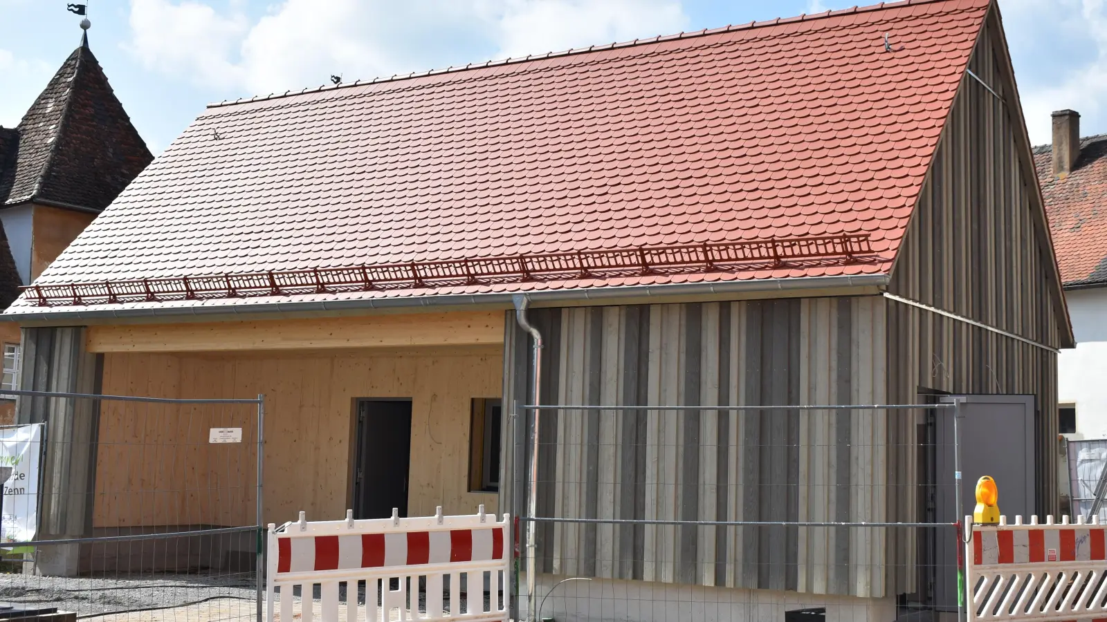 Die neue Remise auf dem Festplatz vor der Schlossscheune in Neuhof soll im Rahmen des Bayerischen Heimat-Erlebnistags, der ein Fest für das ganze Dorf werden soll, am 3. Mai um 13 Uhr eingeweiht werden. (Foto: Ute Niephaus)